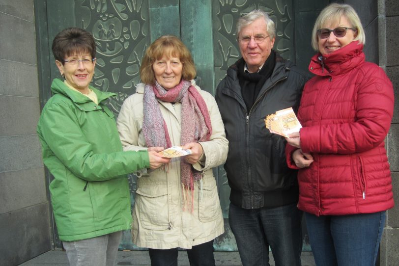 Spende für die Stadtmission Eickel: v.l. Barbara Dittrich, Hermine und Thomas Milk, Barbara Herrmann.