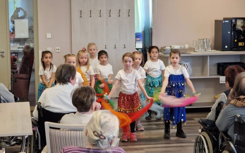Generationen tanzen gemeinsam: Kinder Kita Florastraße besuchten das Seniorenhaus Crange.
