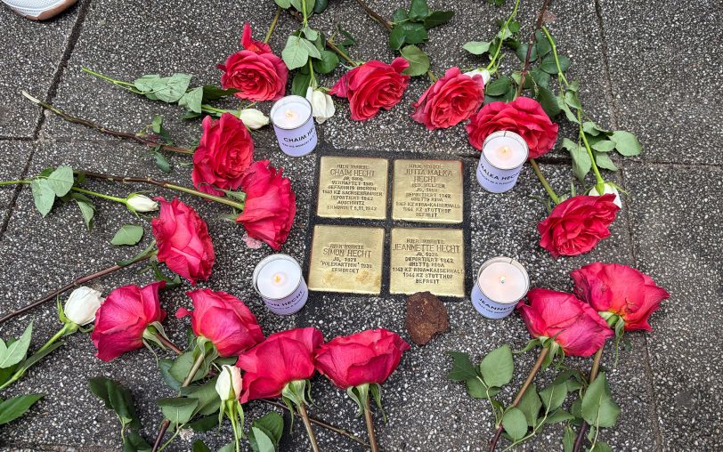 An der Hauptstraße 293 wurden am Mittwoch (28.1.2026) die ersten vier Stolpersteine für die Familie Hecht verlegt.