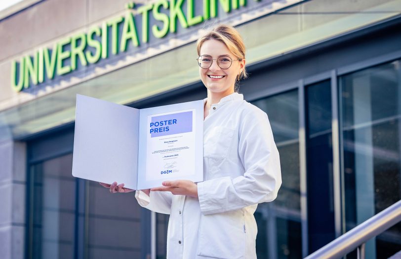 Elena Bergmann, Assistenzärztin der Klinik für Altersmedizin und Frührehabilitation des Marien Hospital Herne – Universitätsklinikum der Ruhr-Universität Bochum, freut sich über die Auszeichnung ihres wissenschaftlichen Posters.