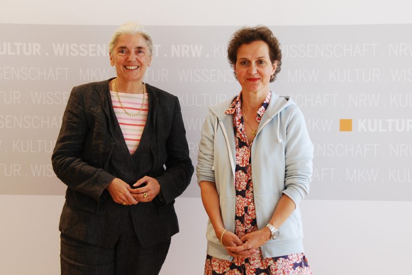 Die künftige Intendantin der Ruhrtriennale, Barbara Frey (re) mit der Kultur- und Wissenschaftsministerin Isabel Pfeiffer-Poensgen.