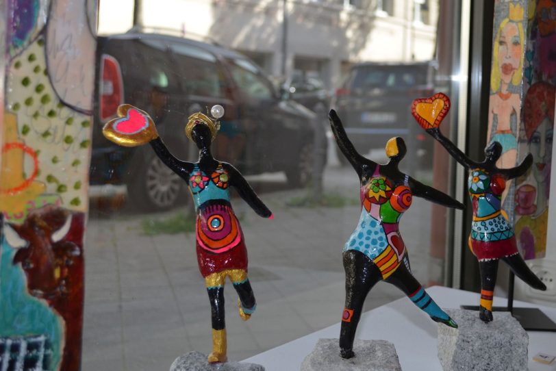 Hingucker im Kunstpunkt-Schaufenster: Zwei Collagen auf Holz und drei kunterbunte Objekte.