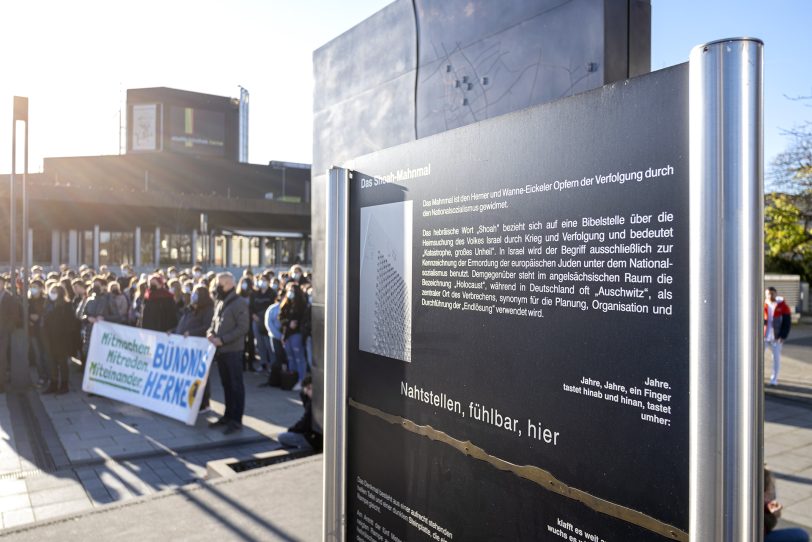 Gedenken an die Judenverfolgung und die Opfer in der Reichsprogromnacht 1938 in Herne (NW), am Dienstag (09.11.2021). Hier: Gedenken am Shoah-Mahnmal am Kulturzentrum.