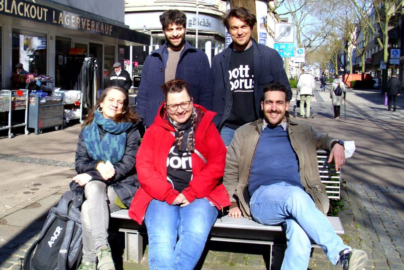 Quintett für Wanne: sitzend v.l. Uta Graßhoff, Cindy Jänicke und Laron Janus. sowie Alper Kazokoglu und Till Beckmann.