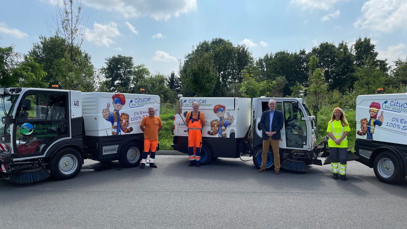 Rechts und links sind die beiden neuen Citycats, in der Mitte das Fahrzeug von 2017: (v.li.) Andrew Piontek, Martin Tanne, Vorstand Horst Tschöke und Carmen Donaj.