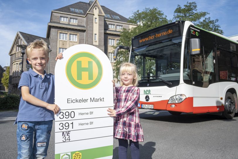 Der HCR-Nachwuchs mit dem neuen Haltestellenschild: Die neue HCR-Linie fährt unter anderem die Haltestelle Eickeler Markt an.