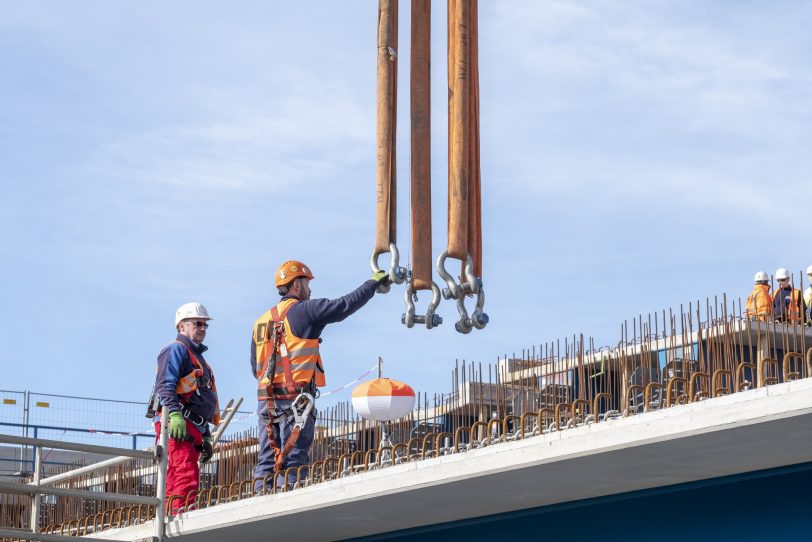 Einschweben von Brückenteilen für den Neubau der Autobahnbrücke der A43 mit der A2 im Autobahnkreuz in Recklinghausen (NW), am Samstag (23.02.2019).