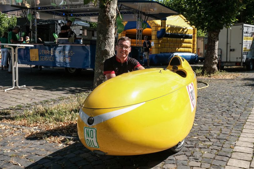 Jascha Beuttler in seinem Velomobil.