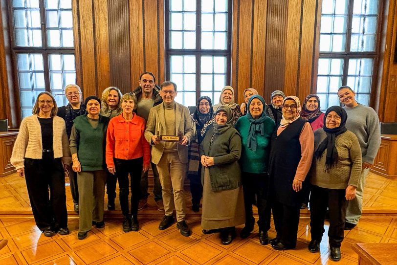 Die „Herner Rosen“ erfreuten Oberbürgermeister Dr. Frank Dudda (Mitte) mit einem handgefertigten Stiftehalter.