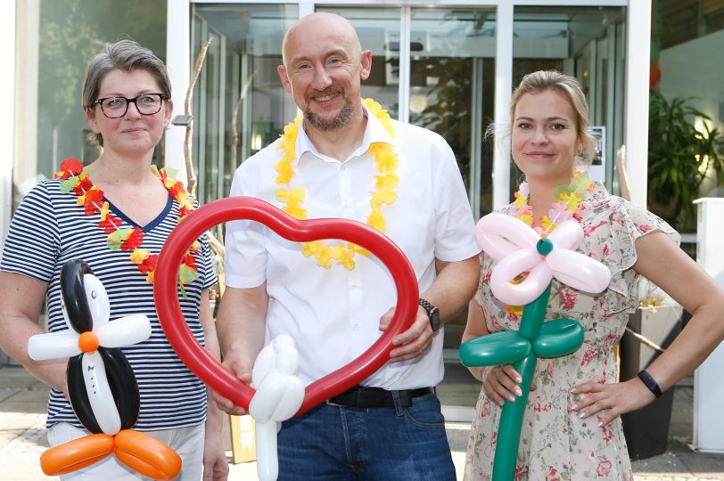 Bunte Ballons, strahlende Gesichter und fröhliche Stimmung prägten den Auftakt des Sommerfests am Gästehaus St. Elisabeth. (August 2025)