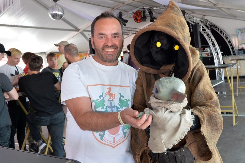 Auch Ritter 'Musti' (li) hat Spaß an Jawa und an Baby-Joda Grogu