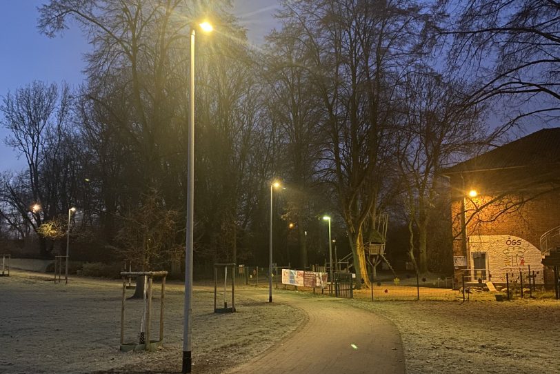 Der Fußweg von der Edmund-Weber-Straße zur Reichsstraße, an der OGS der Grundschule am Eickeler Park, ist nun besser ausgeleuchtet.