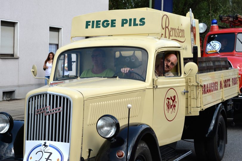 Kirmesoldtimer fahren von Bochum zum Cranger Kirmesplatz