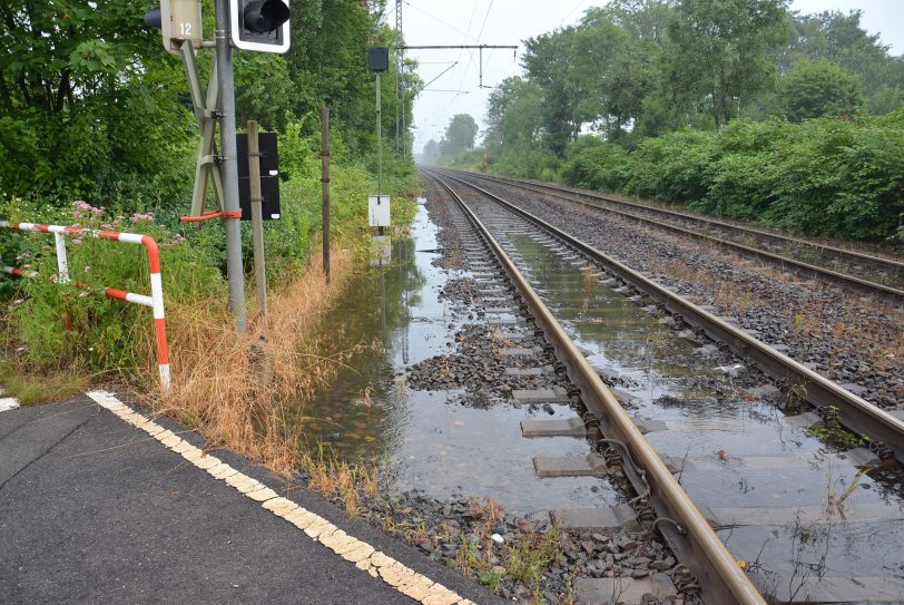 Wasser drohte nach dem starken Regenfall in der Nacht die Schaltanlagen zu stören.