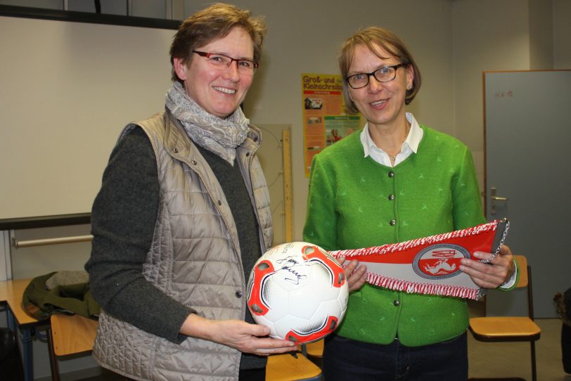Elke Robert und Schulleiterin Sylke Reimann-Perez.
