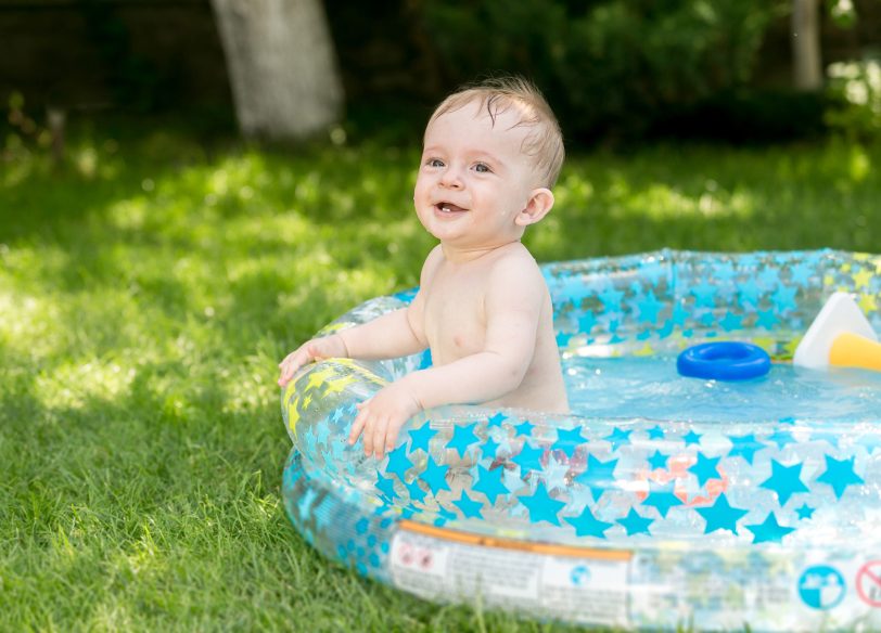 Die schöne Sommerzeit mit Baby draußen macht Freude, wenn dabei bedacht wird, dass Kinder unter einem Jahr sich am besten im Schatten aufhalten und Abkühlung nicht weit ist.
