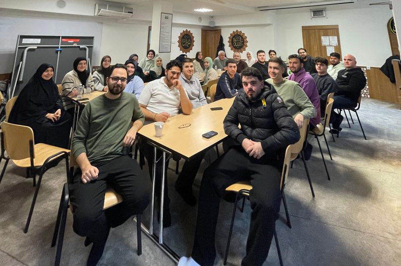 Die Muslimische Jugend Röhlinghausen wählte im November 2025 mit Hafsa Nazik Aydemir und Akif Akyıldız ihren neuen Vorstand.