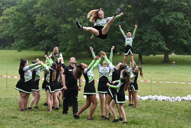 Vorführung der Cheerleader Claws des BTC