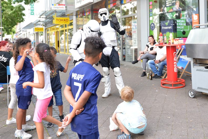 Zwei Star Wars Trooper liefen durch die City.