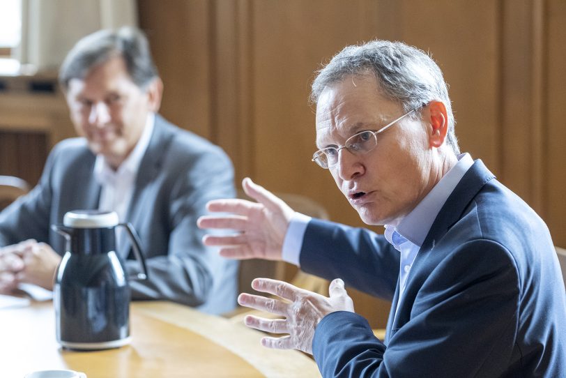 Bilanzierten den Arbeitsmarkt 2020: (v.r.): Frank Neukirchen-Füsers, Vorsitzender der Geschäftsführung der Agentur für Arbeit Bochum und Dr. Frank Dudda, Oberbürgermeister der Stadt Herne (Archivbild).