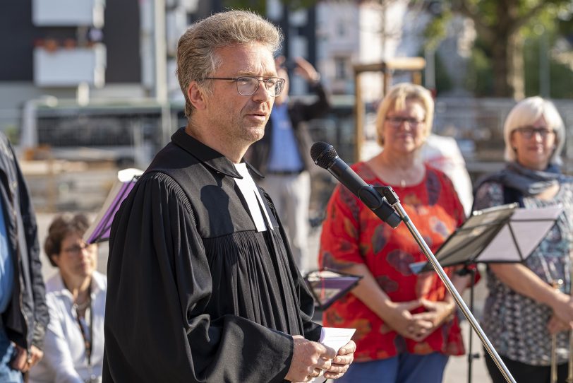 Pfarrer Jens-Christian Nehme von der Petrusgemeinde beim Gottesdienst vor der Kreuzkirche.