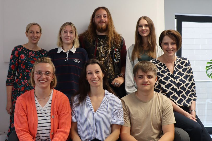 Nicole Amann-Lichtleutner (Fachbereichsleitung Caritas-Schulbetreuung, r.) und ihre Kollegin Stephanie Deutsch (l.) mit den neuen Azubis Lena Schulz, Milica Borg, Jonas Volbach (vorne v. l.), Lisa Schmitz, Yannis Koutelias und Sina Hövel (hinten v. l.).