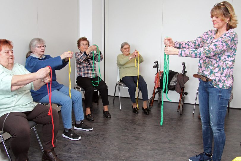 Hockergymnastik.