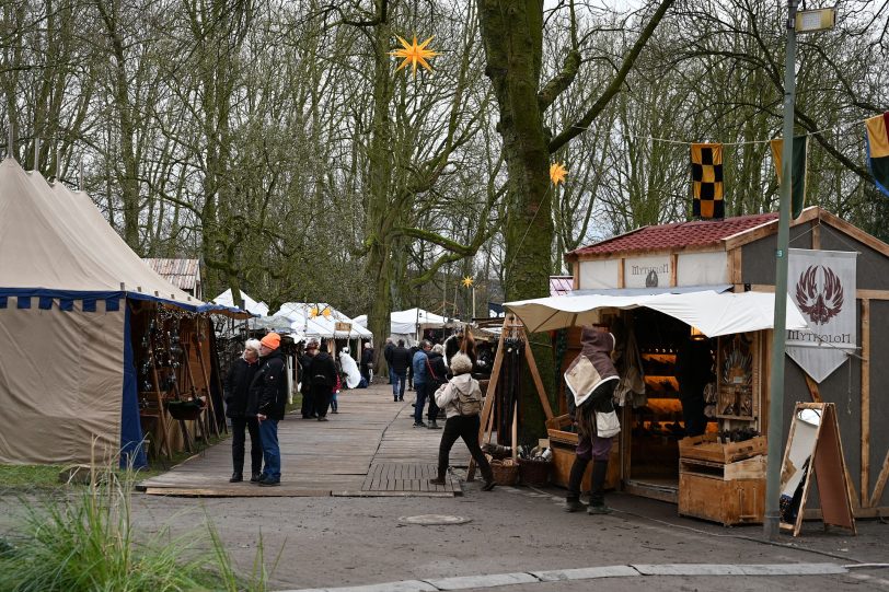 Im Schloss Strünkede öffnen sich wieder die Tore zum mittelalterlichen Weihnachtsmarkt (Archivbild).