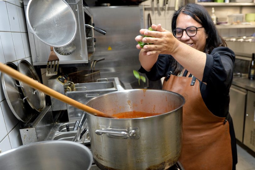 Sardischer Abend im Ollis: Francesca Eichler bereitet in der Küche von Ollis Restaurant die Salsiccia-Safran-Tomatensauce für die Sardische Pasta vor.