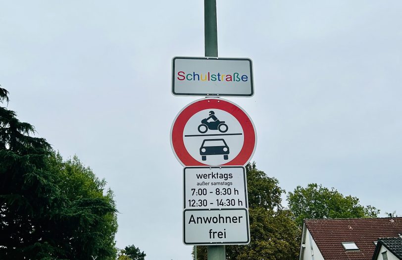 Von 7 bis 8:30 und von 12:30 bis 14:30 Uhr herrscht nun an der Michaelstraße eine autofreie Zone. Denn die Straße an der Grundschule wird zur Schulstraße.