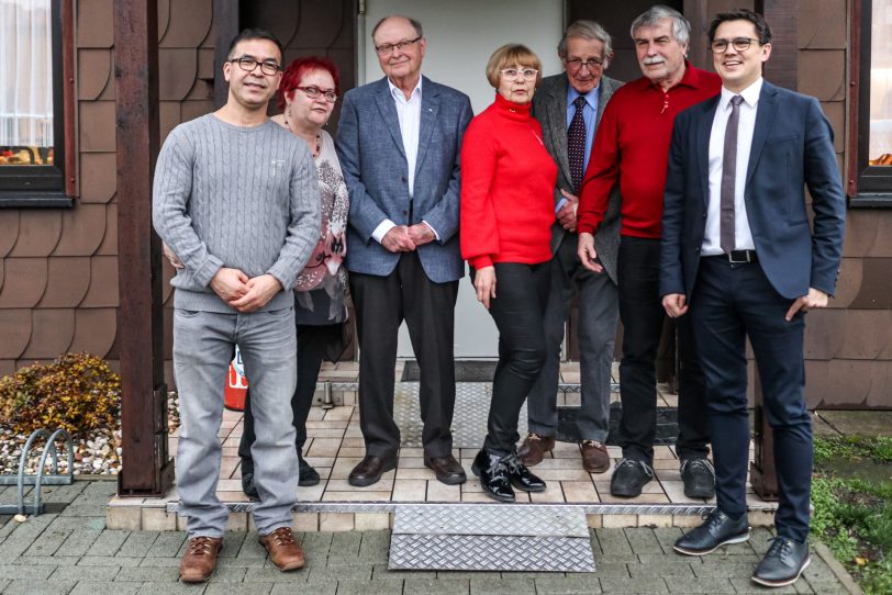 v.l. Nabi Noory (25 Jahre Mitgliedschaft); OV-Vorsitzende Elisabeth Majchrzak-Frensel, Manfred Eckenbach (50 Jahre), Renate König (50 Jahre), Josef Göbbeler (60 Jahre), Udo König (50 Jahre); Alexander Vogt.