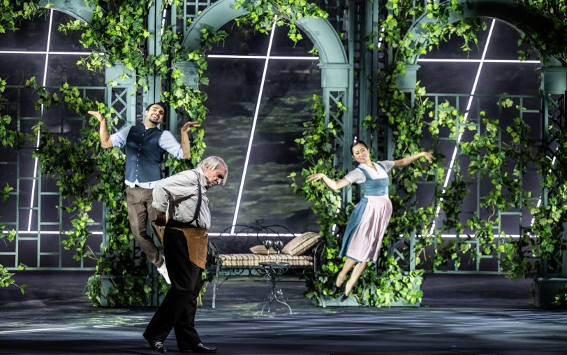 Franzis stolzer Vater (Franz-Xaver Zach) bringt beim Heurigen in Hietzing einiges durcheinander, im Hintergrund Mitglieder des Aalto Balletts.