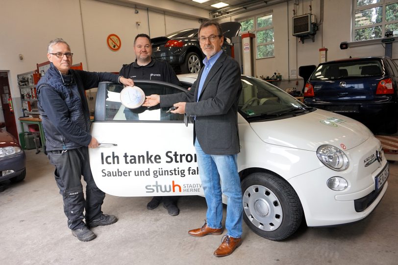 Tausche Schlüssel gegen Euro: Gürcan Ak, Leiter der Kfz-Werkstatt der Stadtwerke Herne (rechts), übergibt die Autoschlüssel des ausgemusterten Fiats an Frank Grzelka, Geschäftsführer der Kfz-Innung (links) und den stellvertretenen Obermeister Stefan Kampe (Mitte).