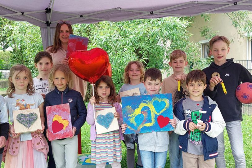 Simone Bauer (OGS-Leitung Vellwigschule) und die jungen Kunstschaffenden freuen sich über den Erfolg ihrer Aktion.