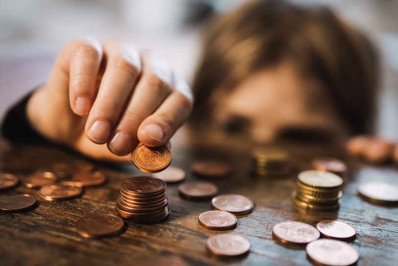 Für Kinder und Jugendliche in Armut gibt es ab Juli 2022 einen Sofortzuschlag von 20 Euro monatlich (Symbolbild).