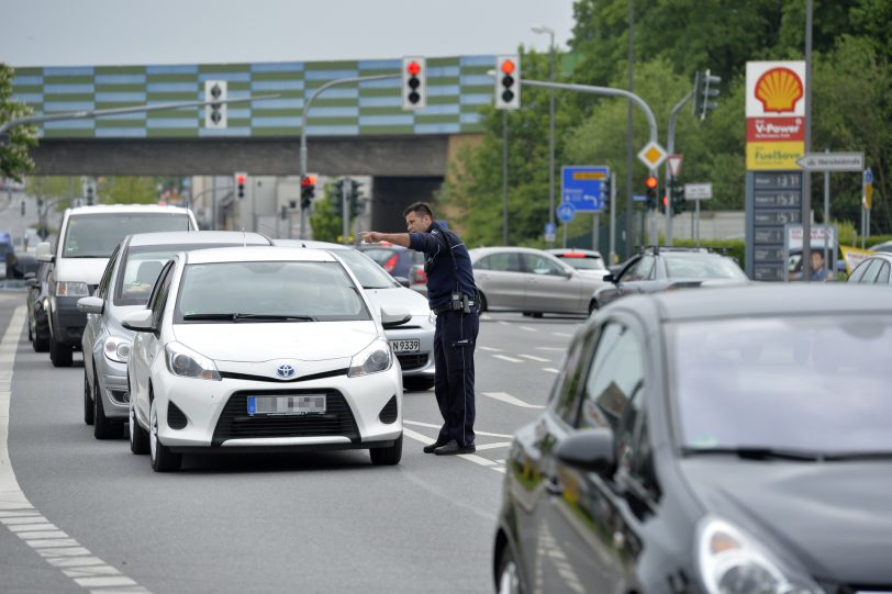 Ein Polizist regelt den Verkehr auf der Bochumer Straße.