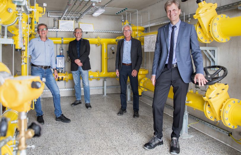 Stadtwerke-Vorstand Ulrich Koch nimmt mit Dr. Jürgen Bock (Technischer Leiter), Andreas Krause (Leiter Netzbetrieb) und Projektleiter Karl-Heinz Reuter die neue Gasübernahmestation in Betrieb.