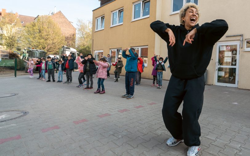 Kinder der Galileo-Schule tanzen mit Pottporus für die Gesundheitswoche.