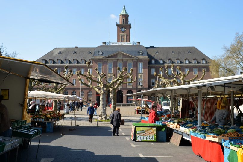 Wochenmarkt auf dem Rathaus-Vorplatz.