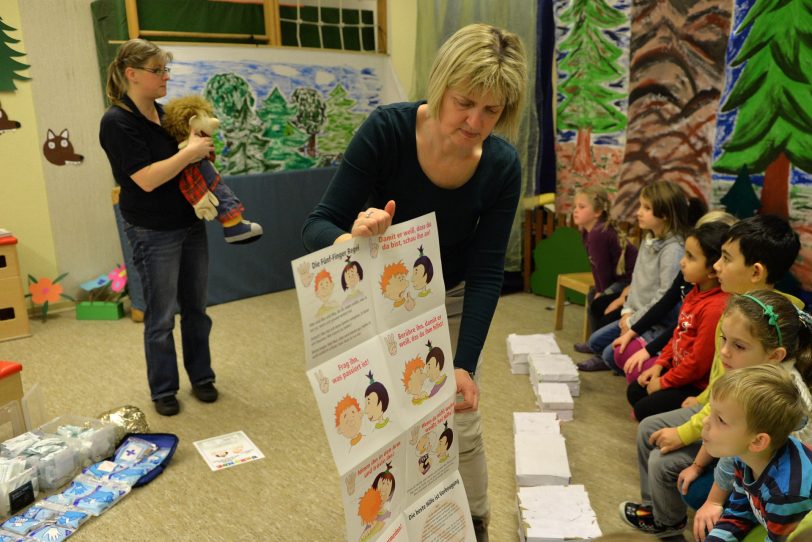 Erste-Hilfe-Kursus für Kinder im Familienzentrum Dreifaltigkeit.