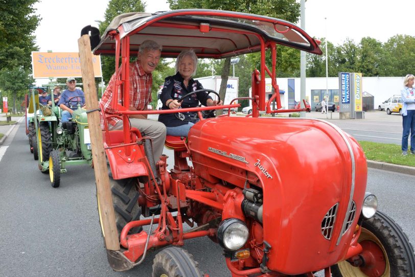 2. Oldtimer-Parade der Cranger Kirmes.