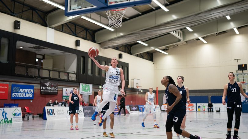 Die Basketballerinnen vom Herner TC gewinnen am Mittwoch (2.3.2022) mit 85:69 gegen die Capitol Bascats Düsseldorf. Am Ball Jelena Vucetic