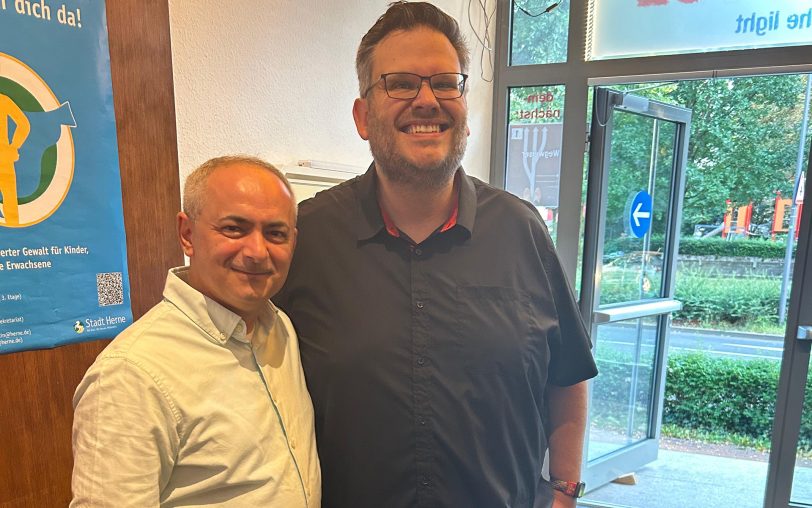 Tuncay Nazik (li.), Imam der Islamischen Gemeinde Röhlinghausen, kam zum