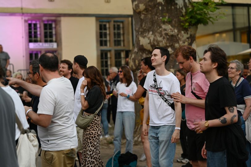 Feiernde Fans auf dem Festival.