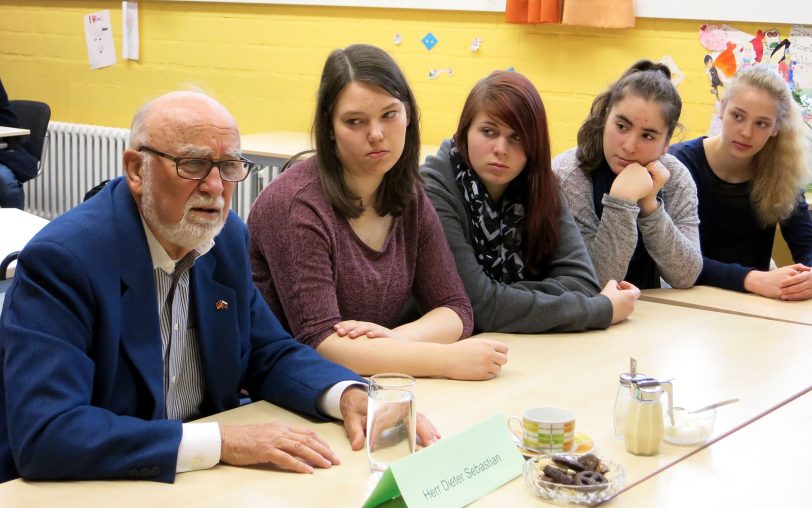 Dieter Sebastian im Gespräch mit Schülern.