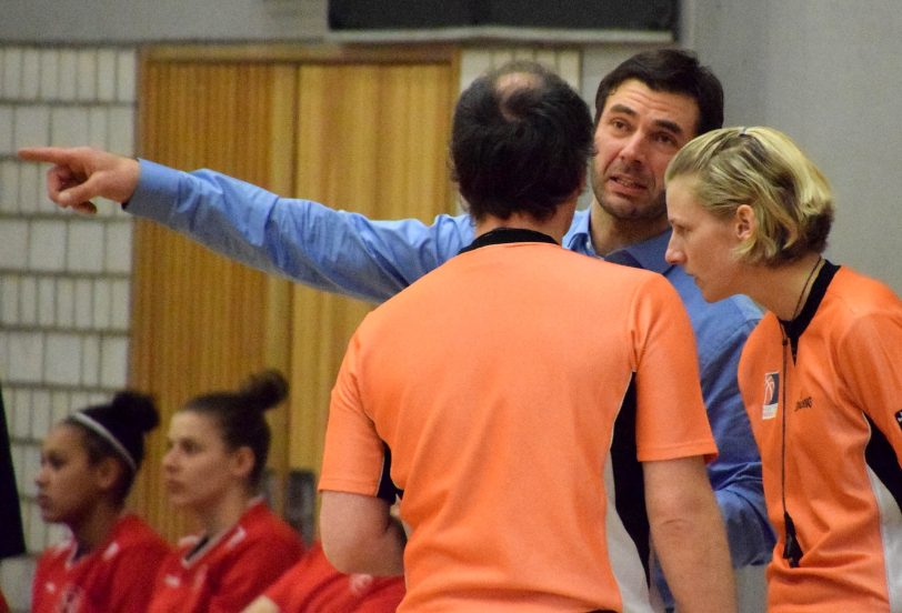 Co-Trainer Marcin Dolega im Gespräch mit den Schiedsrichtern.