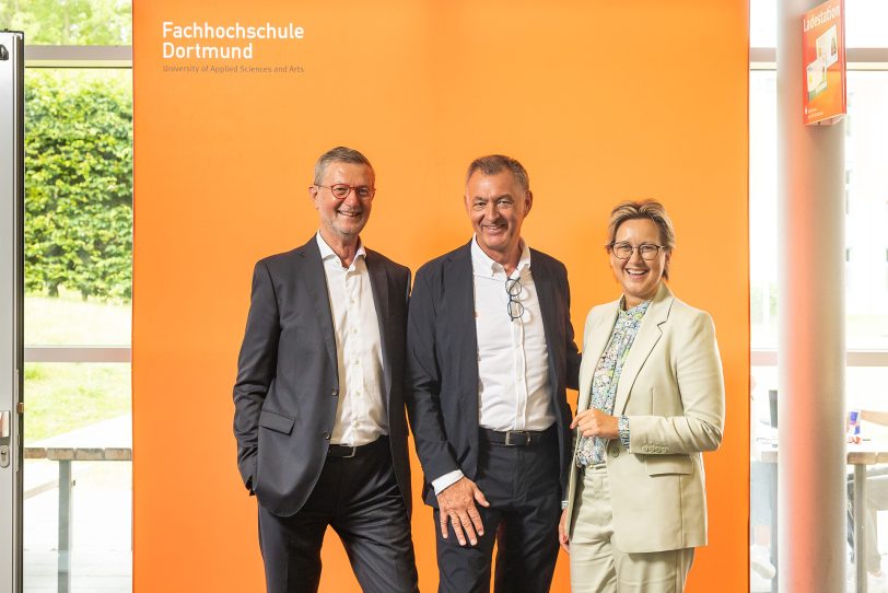 Jochen Drescher (M.), Kanzler der FH Dortmund von 2016 bis 2023, mit dem Vorsitzenden des Hochschulrates Guido Baranowski und Rektorin Prof. Dr. Tamara Appel.