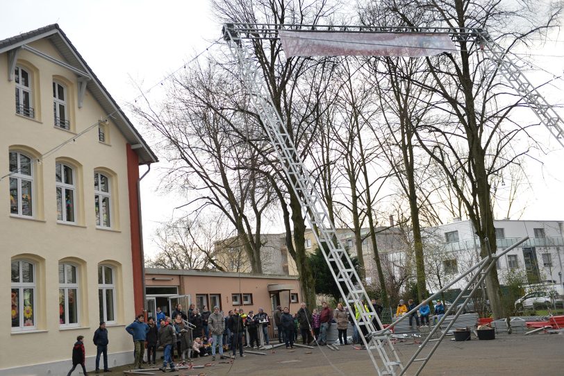 Der Kinder- und Jugendzirkus Dobbelino macht Station an der Grundschule in Holsterhausen, der Sonnenschule. Am Sonntag bauten das Zirkusteam Eltern und Lehrer das Zelt auf dem Schulhof auf.