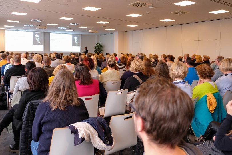 12. Herner Hygienetag im EvK 2024: Moderator und Organisator des Hygienetages Dr. Uwe Werfel, Leitender Arzt der Krankenhaushygiene der EvKHG am Rednerpult.
