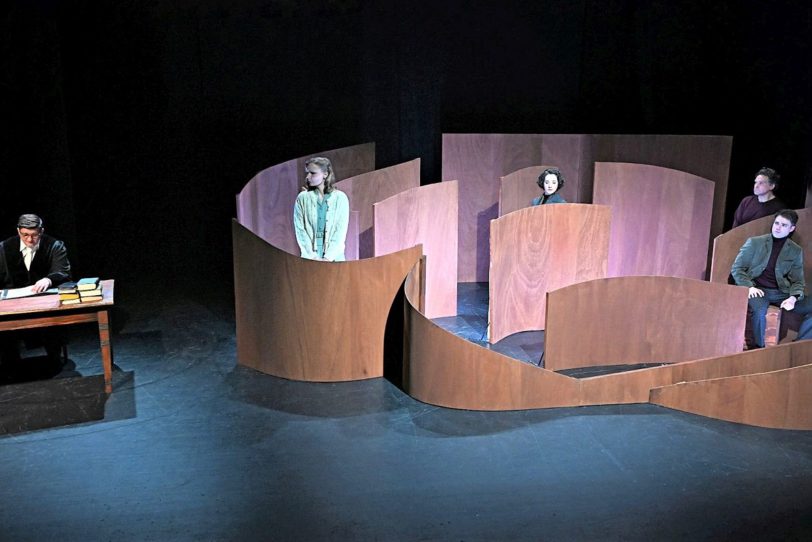 Gerichtsszene mit (v.l.) dem Richter (Mike Kühne), der Hauptangeklagten Hanna Schmitz (Thyra Uhde), der Zeugin (Simone Schuster) sowie den beiden Titeldarstellern Guido Thurk und Tobias Schwieger.